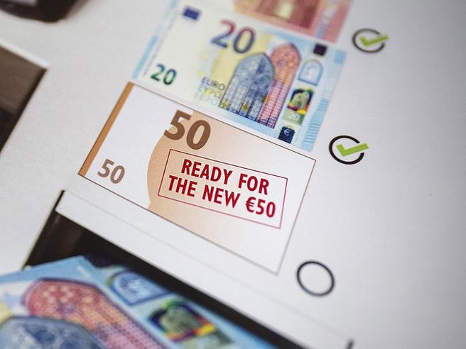 Euro-dollaro poco mosso dopo comunicato Bce, si attendono i dettagli di Mario Draghi