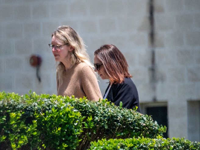 Theranos: Elizabeth Holmes si presenta in carcere per l’inizio della pena