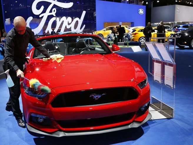 Moody’s taglia rating Ford a ‘junk’, ‘debito troppo alto’