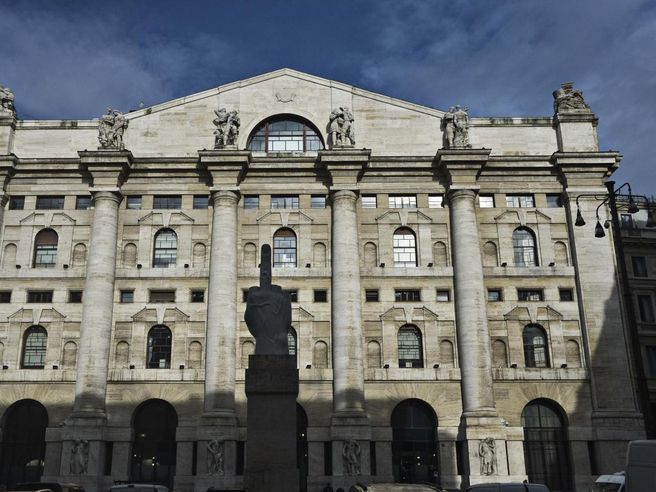 Piazza Affari: passo falso del Ftse Mib (-0,4%), Azimut in testa (+2,1%) dopo dati raccolta