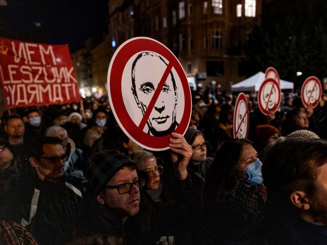 Russia-Ucraina: rublo -8% su dollaro Usa. Voci su voglia Putin di Bitcoin per aggirare sanzioni
