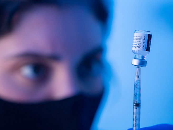 Pfizer chiederà ok per terza dose vaccino
