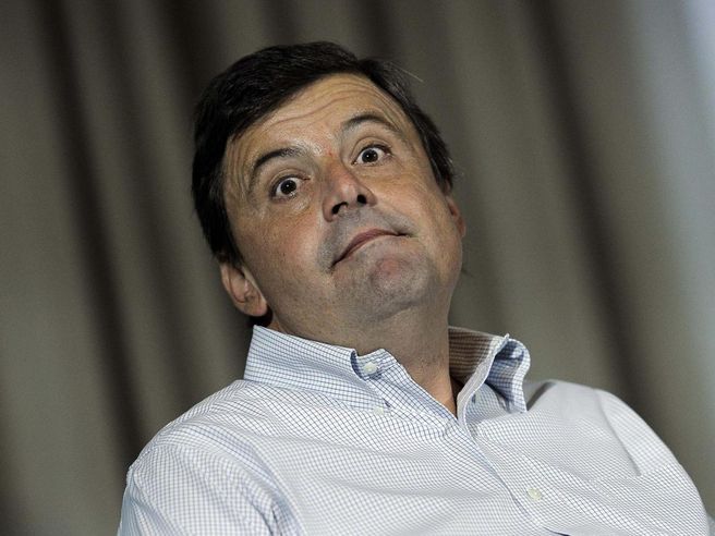 Decreto Alitalia, Calenda: situazione rimane fragile, termini vendita spostati a fine ottobre