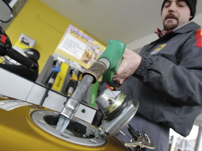 Benzina: prezzo scende a 1,797 euro al litro. UNC: ottima notizia