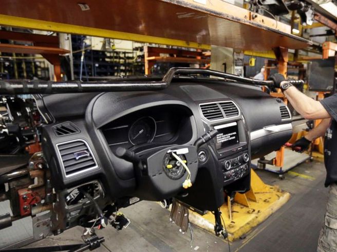 Istat: a febbraio produzione industriale sale dell’1,2% sul 2015, ancora sostegno da auto