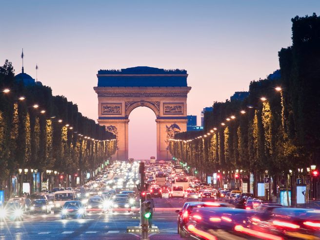 Cac 40, al test della trendline e compressione nel canale orizzontale: attesa per il breakout