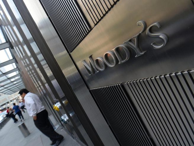 Moody’s declassa rating Coinbase dopo azione legale SEC