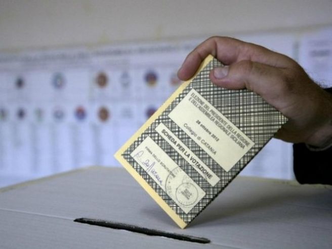 Elezioni 2013: seggi aperti fino alle 15, affluenza in netto calo