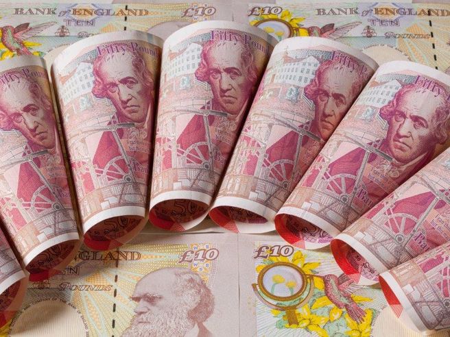 Forex: sterlina affonda dopo debole inflazione UK