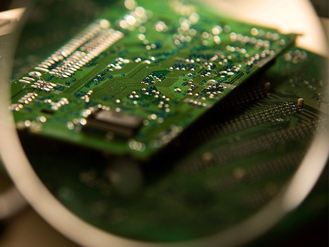 Stmicroelectronics: titolo sul fondo del Ftse Mib dopo allarme da Broadcom