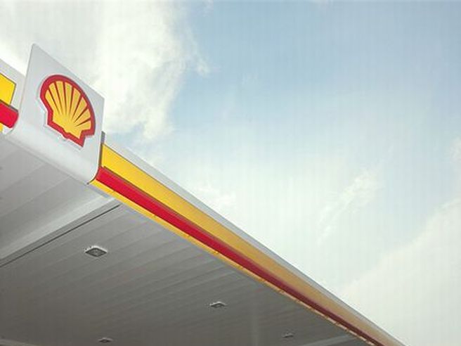 Shell chiude trimestre in rosso per 7,4 mld dollari, pesa caduta petrolio e stop progetti
