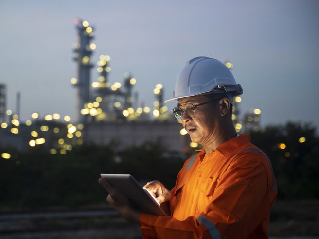 Giappone: Pmi manifatturiero migliora a 53 punti a ottobre, Pmi servizi riagguanta fase espansione