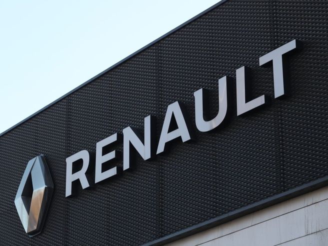 Renault sospende l’attività a Mosca, allo studio il suo futuro nella russa Avtovaz