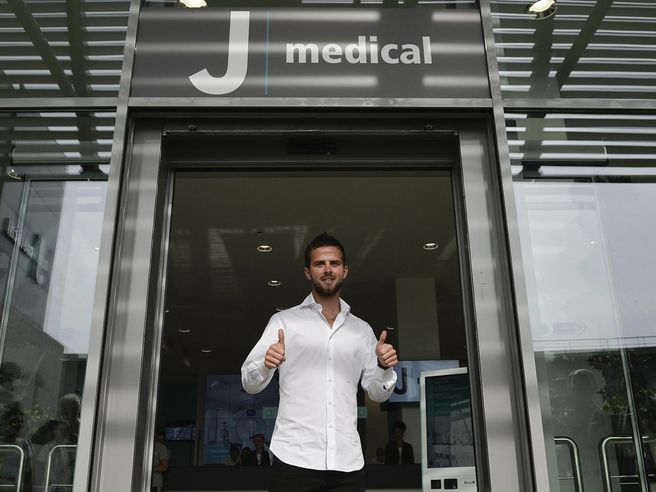 Juventus: Miralem Pjanic a Torino per visite mediche, poi in sede per firma contratto 5 anni