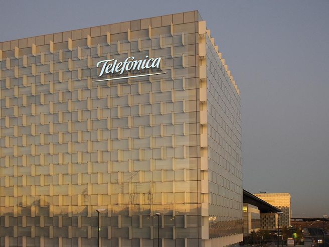 Telefonica: nel IV trimestre perdita netta di 1,8 miliardi, sul 2015 utile in calo