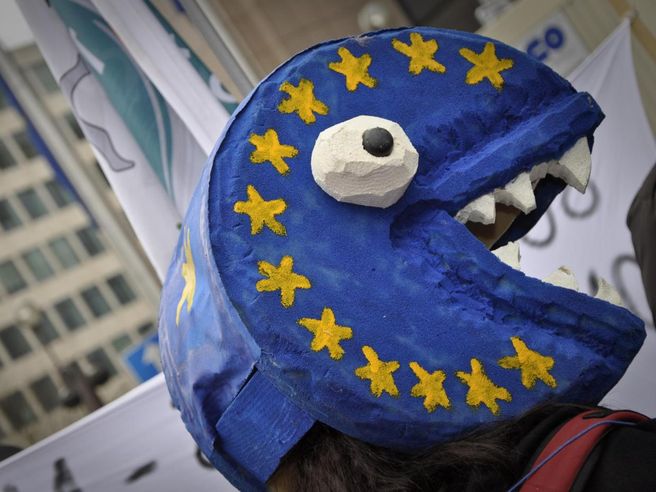 Bilancia commerciale Eurozona in netto miglioramento a febbraio 2024