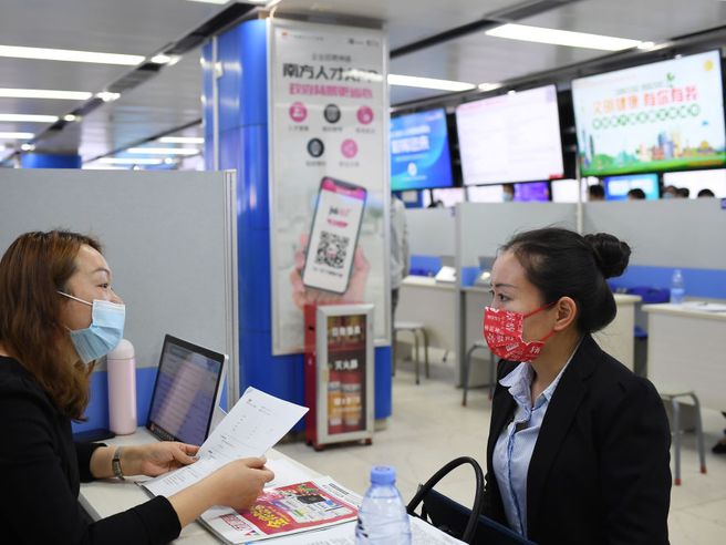 Cina: tasso di disoccupazione al 5,6%, disoccupazione giovanile in rialzo al 18,1%