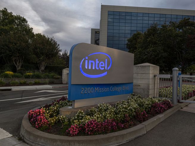 Wall Street in forte rialzo: Dow Jones +400 punti, Nasdaq +2,5%. Focus su Intel post annuncio Mobileye, Apple e Tesla