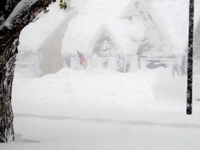 US EXISTING HOME: SNOW HURRICANE!
