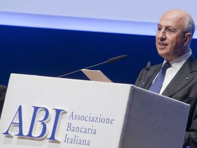 Liquidità parcheggiata nei conti correnti: l’appello alle banche di Abi, Messina (Intesa), Padoan (UniCredit) per smuovere il risparmio