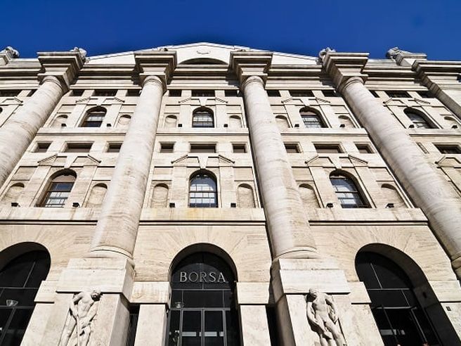 Le storie bancarie animano Piazza Affari, Ferrari e STM sugli scudi