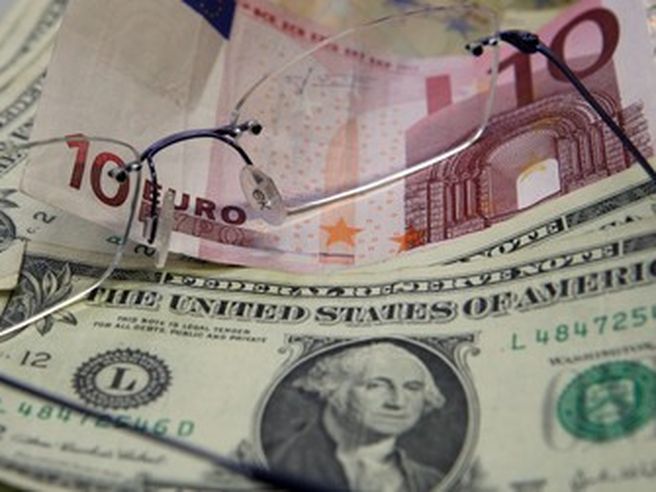 Forex: euro si affaccia sotto 1,35 contro dollaro