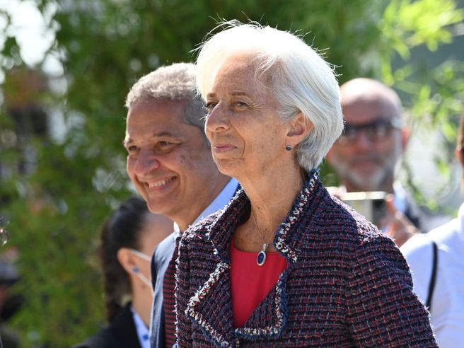 Bce, Lagarde: ‘inflazione impiegherà più tempo a rallentare il passo, pesa disconnessione tra domanda e offerta