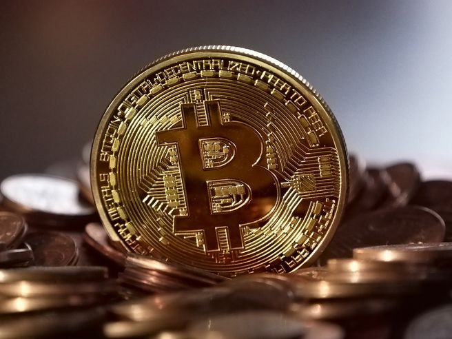 Bitcoin in ripresa da minimo tre settimane. La quota di investimenti da allocare nella criptovaluta secondo JP Morgan