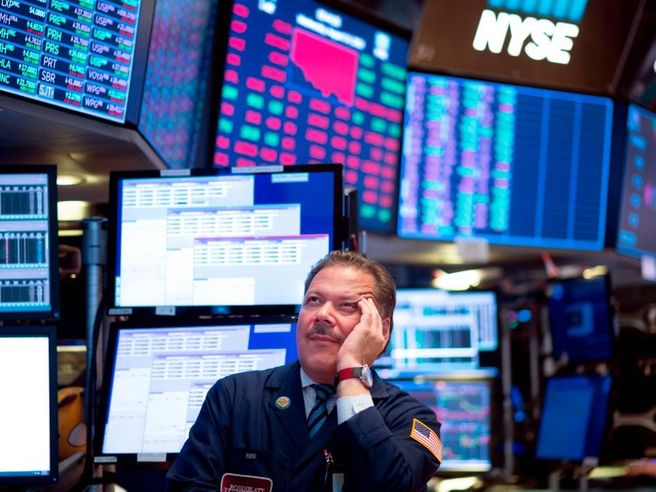 Pesanti ribassi a Wall Street, futures Dow Jones -360 punti. Sell su compagnie aeree, titoli reopening, hi-tech