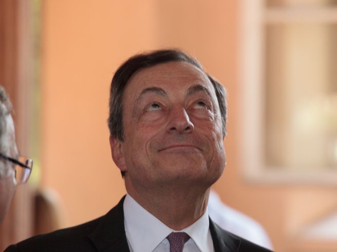 Piazza Affari dà l’addio a Draghi toccando nuovi massimi, STM +8%