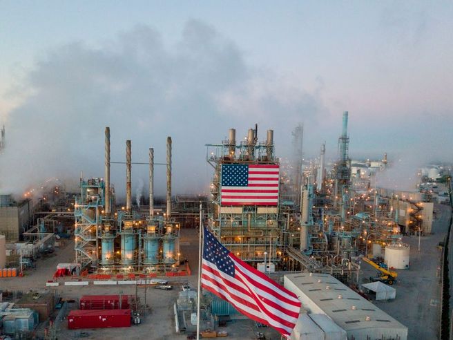 Petrolio ‘ben oltre’ quota $100. Kyle Bass su transizione energetica: ‘non è così facile ‘spegnere’ idrocarburi
