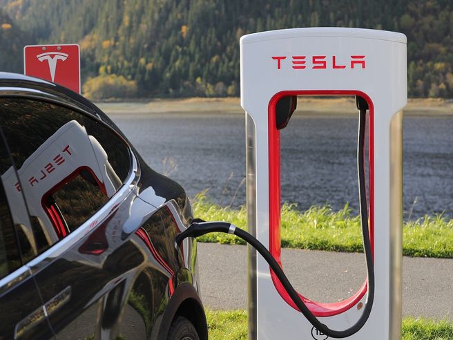 Tesla piazzerà 5 mld $ di nuove azioni, titolo sbanda dopo annuncio terzo AdC del 2020