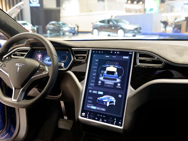 Wall Street in preda a perenne ansia tassi Fed. Salesforce brinda a trimestrale, Tesla KO post Investor Day (-7%)