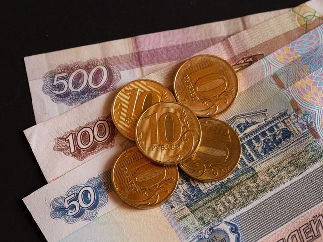 Rublo vicino a 100 contro il dollaro