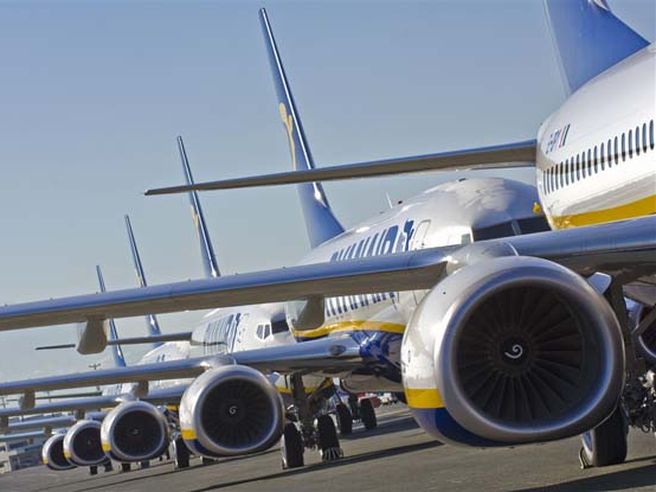Ryanair: profitti trimestrali balzano del 41%, battute le attese