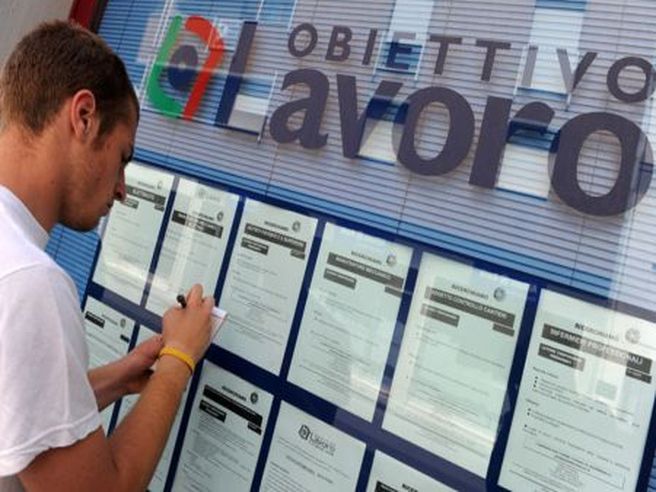 Italia: la disoccupazione ad agosto scende al 12,3%, nuovo record per i giovani senza lavoro