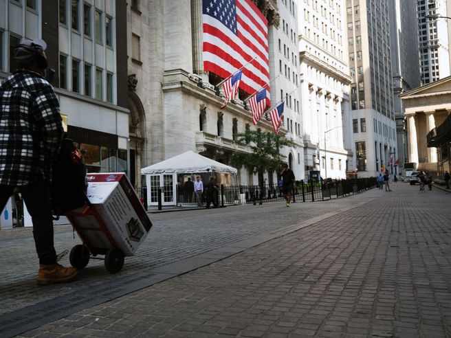 Meno ansia Omicron, Wall Street futures rimbalzano con compagnie aeree e banche. Petrolio vola +5%