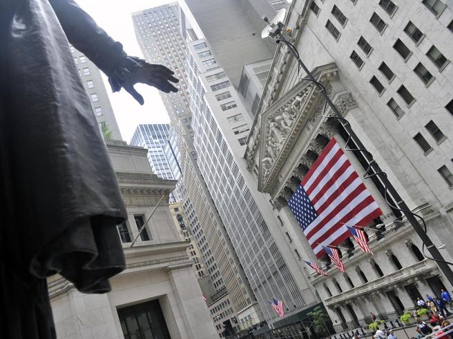 Wall Street: futures Usa piatti, continua la corsa del dollaro