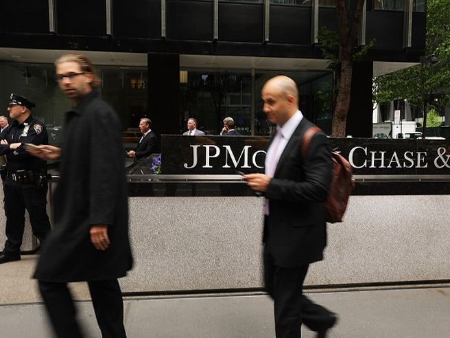 Wall Street in rialzo, bene Tesla e Coinbase con Bitcoin in ripresa +11%. JP Morgan: sull’azionario è ‘Buy the Dip’