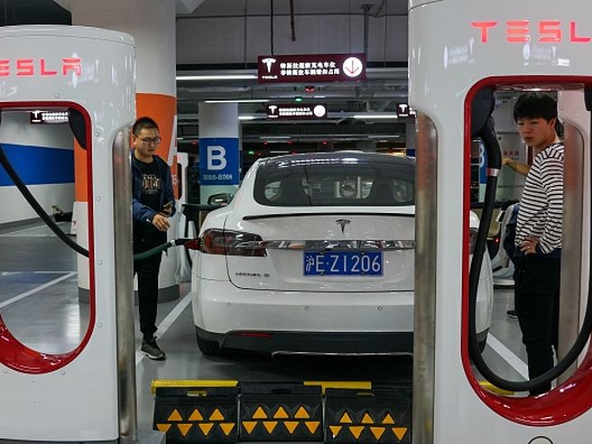 Cina mette Tesla sotto esame per sicurezza e servizio clienti. Si intensifica confronto con autorità