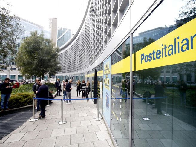 Poste Italiane chiude il 2017 con utile in rialzo del 10%, dividendo salito a 0,42 euro per azione