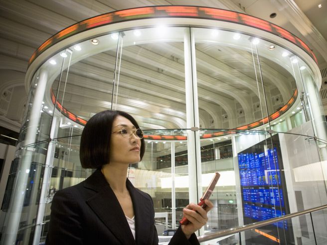 Borsa Tokyo in rialzo dopo Pil Cina, male Hong Kong. Futures Usa poco mossi