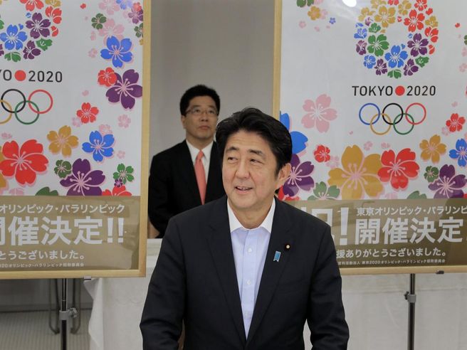 Giappone, premier Abe propone aumento salari del 3% a sostegno inflazione
