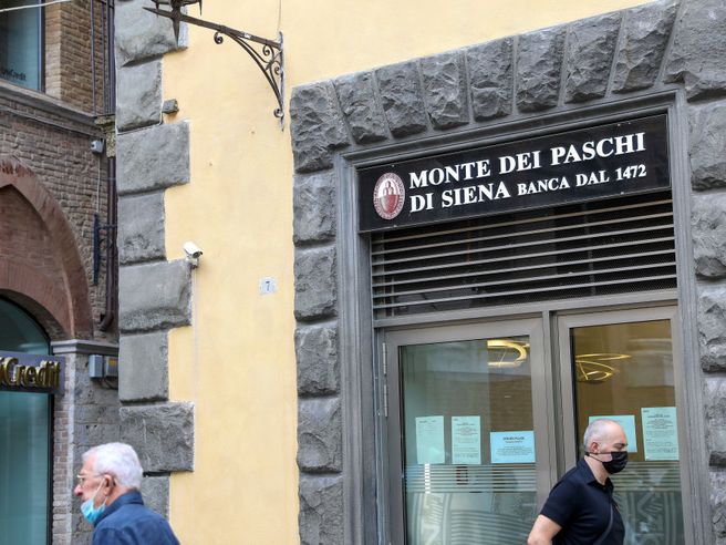 Mps: titolo sospeso con calo teorico -5%, rientra in seduta ma ribasso rimane pesante. UniCredit -4%