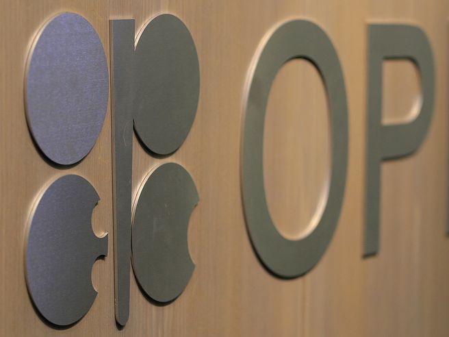 Petrolio: l’Arabia Saudita pronta ad un taglio congiunto dell’output, l’Iran non ci sta