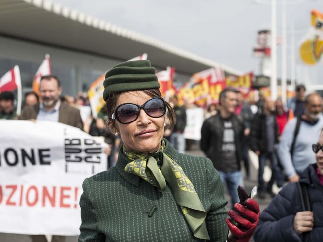Alitalia: da Calenda mandato per approfondire negoziato con tutti gli offerenti