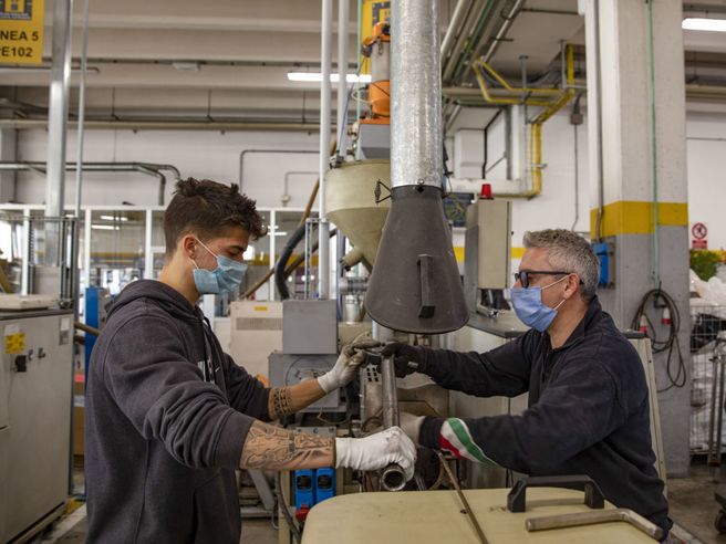 Istat: prezzi produzione industria +34,4% in media nel 2022, in mercato interno +42,7%