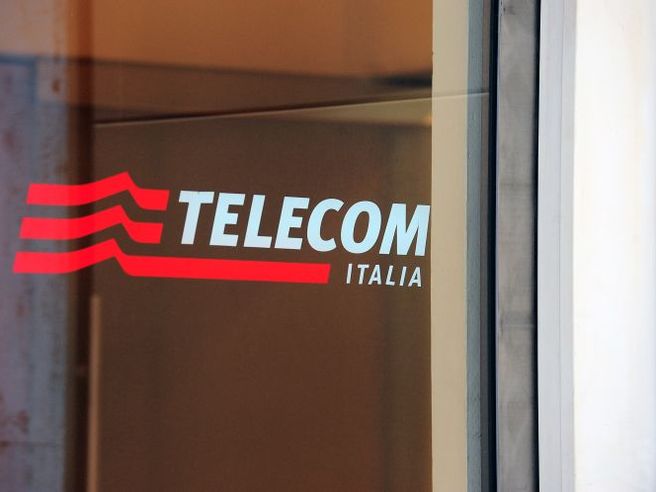 Telecom Italia risale dai minimi, attesa per Agcom su separazione rete