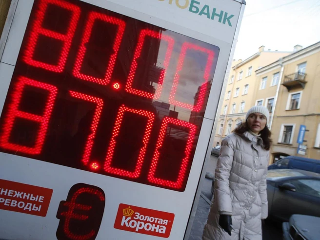Guerra Ucraina: rublo ai massimi di due anni sul dollaro e sull’euro
