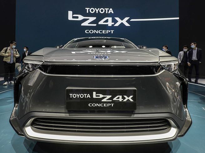 Toyota: maxi investimenti da 13,5 mld $ per sviluppo batterie, obiettivo taglio costi del 50%